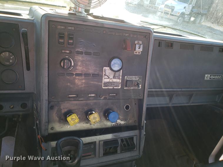 image for item AV9358 1995 Mack CH613 semi truck