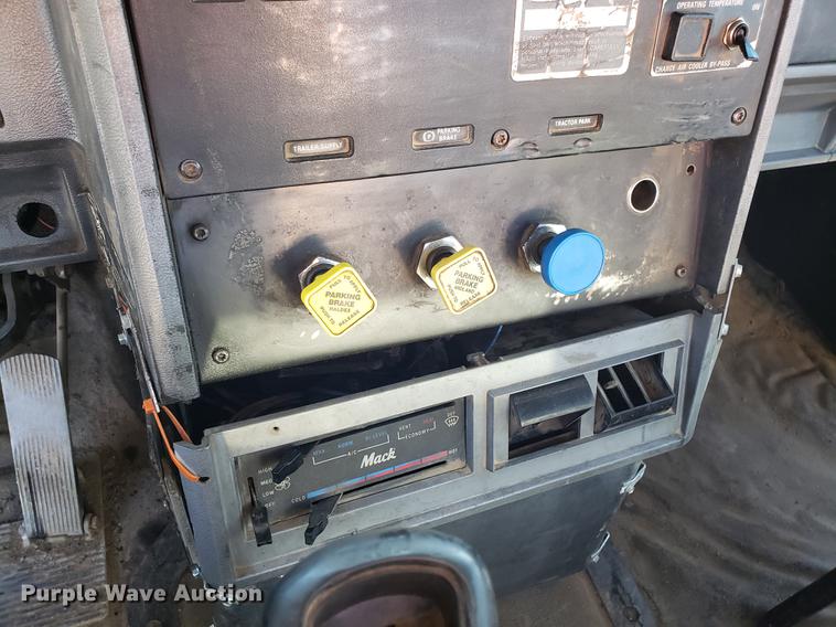 image for item AV9358 1995 Mack CH613 semi truck