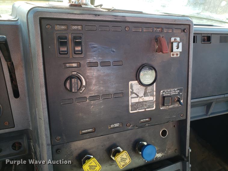 image for item AV9358 1995 Mack CH613 semi truck