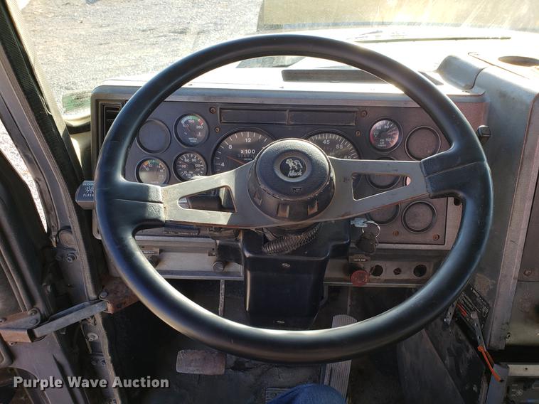 image for item AV9358 1995 Mack CH613 semi truck