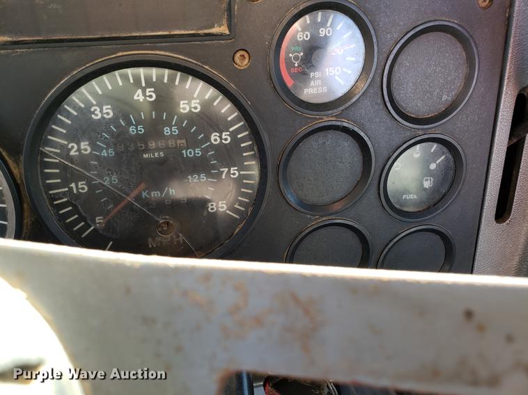 image for item AV9358 1995 Mack CH613 semi truck