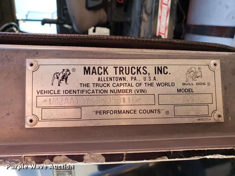 image for item AV9358 1995 Mack CH613 semi truck