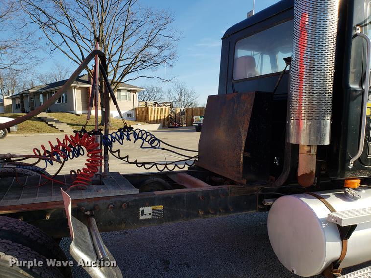 image for item AV9358 1995 Mack CH613 semi truck