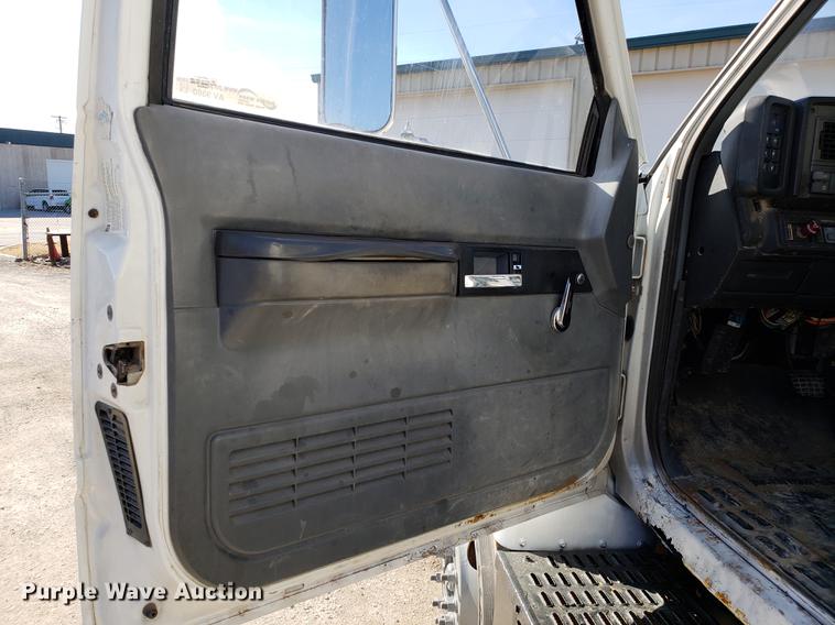 image for item AV9360 2002 GMC C7500 dump truck