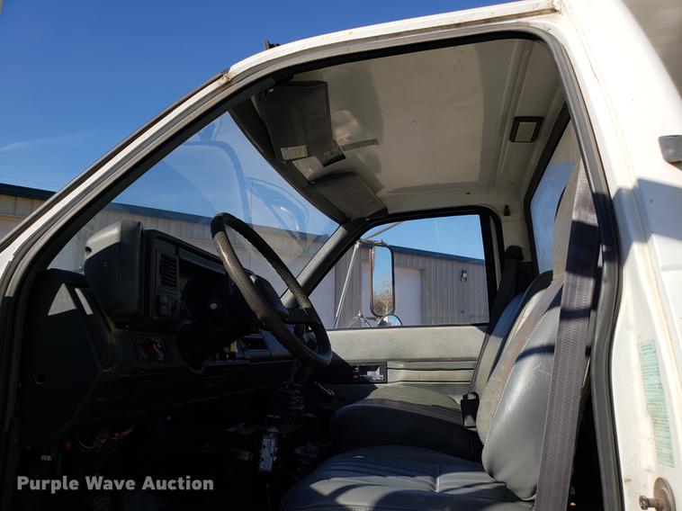 image for item AV9360 2002 GMC C7500 dump truck