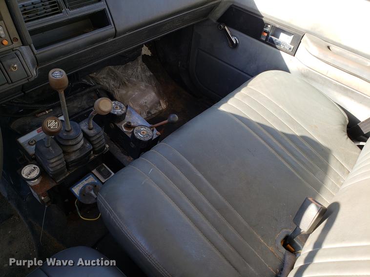 image for item AV9360 2002 GMC C7500 dump truck