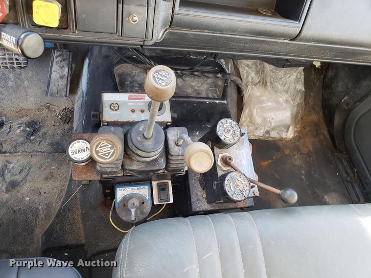 image for item AV9360 2002 GMC C7500 dump truck