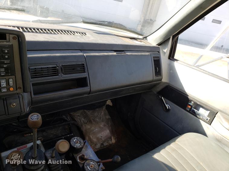 image for item AV9360 2002 GMC C7500 dump truck