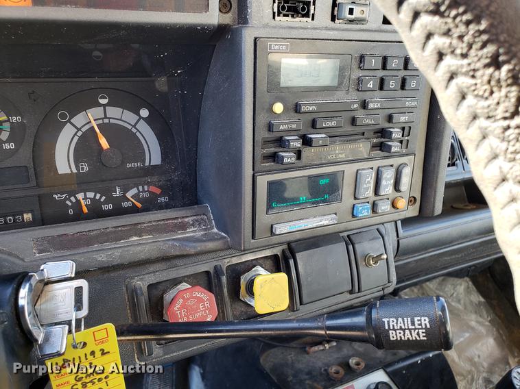 image for item AV9360 2002 GMC C7500 dump truck