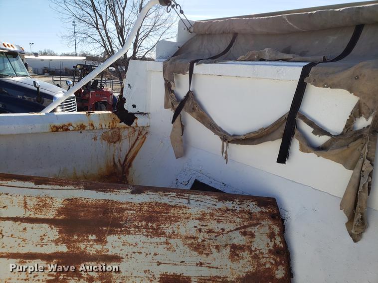 image for item AV9360 2002 GMC C7500 dump truck