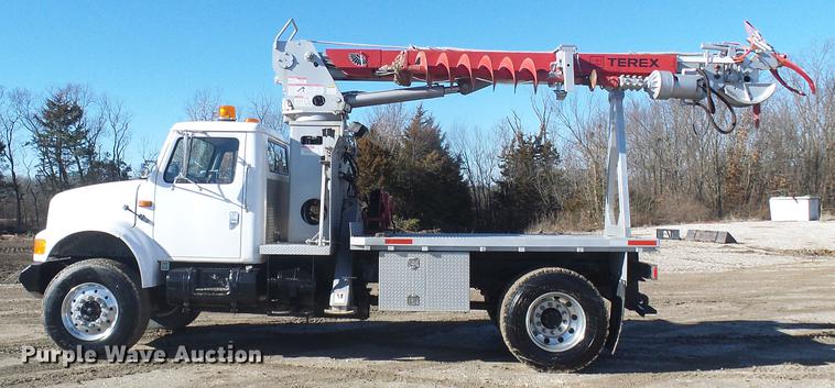 image for item DB2153 1993 International 4800 digger derrick truck