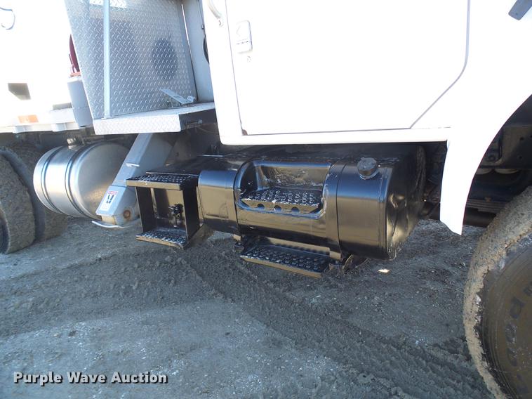 image for item DB2153 1993 International 4800 digger derrick truck