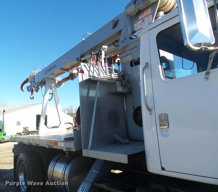 image for item DB2153 1993 International 4800 digger derrick truck