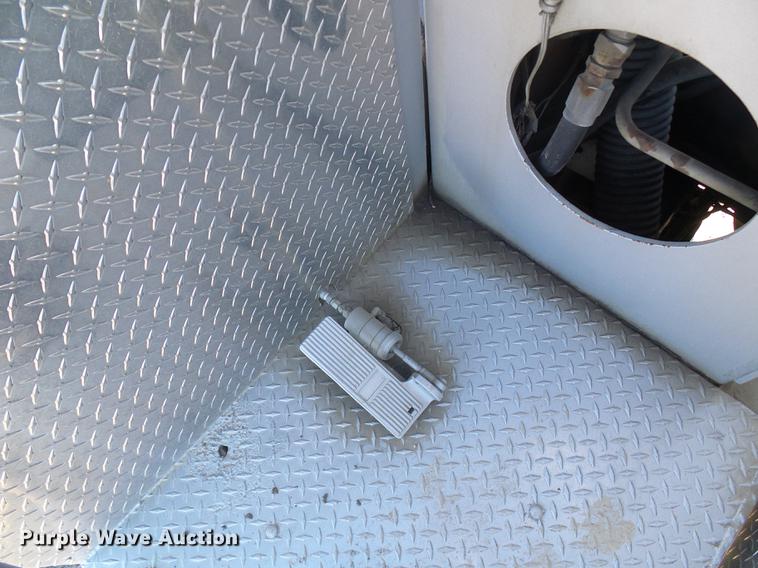 image for item DB2153 1993 International 4800 digger derrick truck