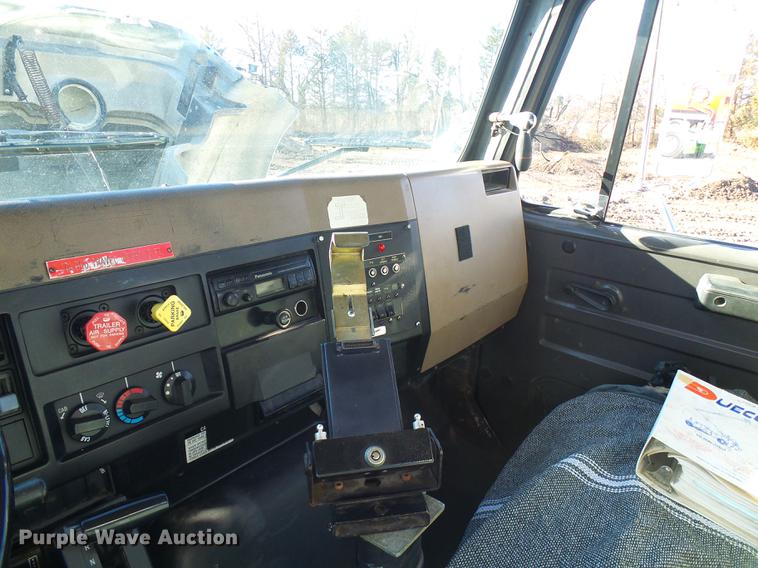 image for item DB2153 1993 International 4800 digger derrick truck