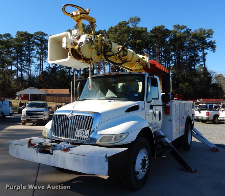 image for item DC0179 2005 International 4300 digger derrick truck