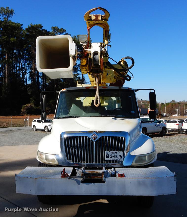 image for item DC0179 2005 International 4300 digger derrick truck