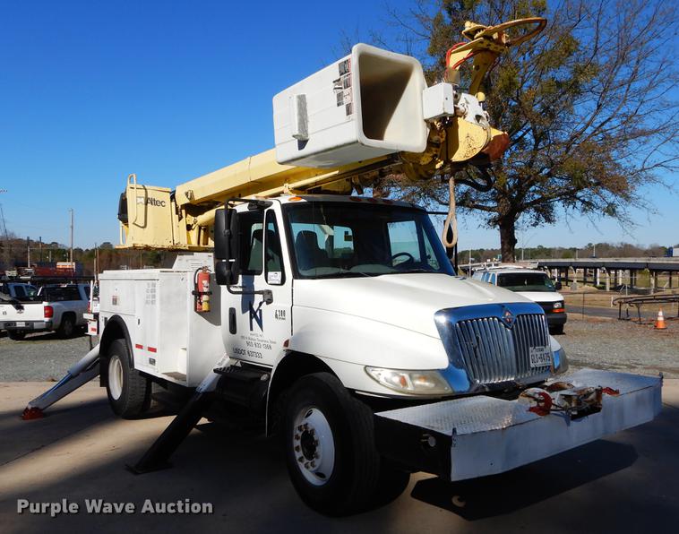 image for item DC0179 2005 International 4300 digger derrick truck