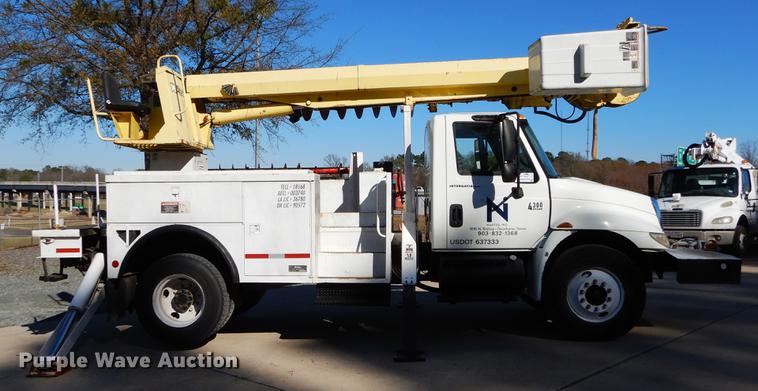 image for item DC0179 2005 International 4300 digger derrick truck