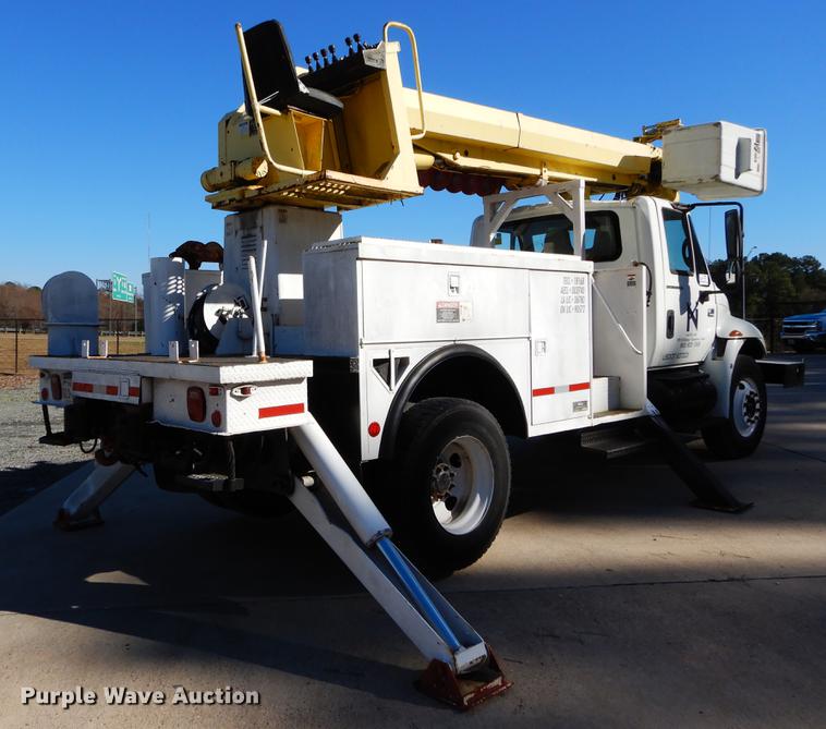 image for item DC0179 2005 International 4300 digger derrick truck