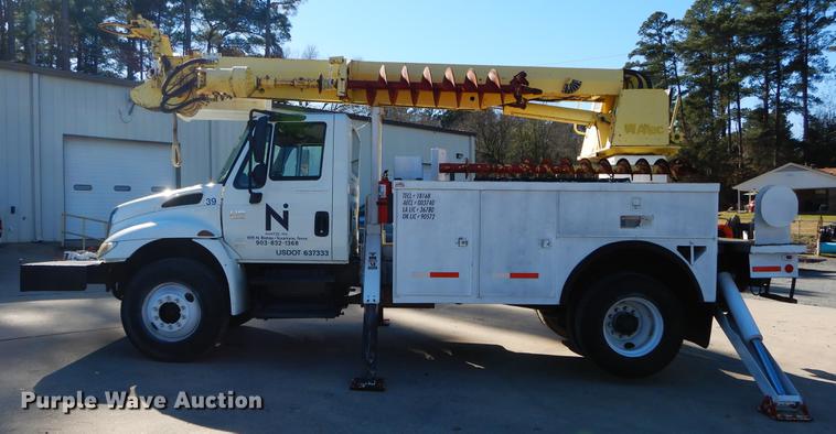 image for item DC0179 2005 International 4300 digger derrick truck