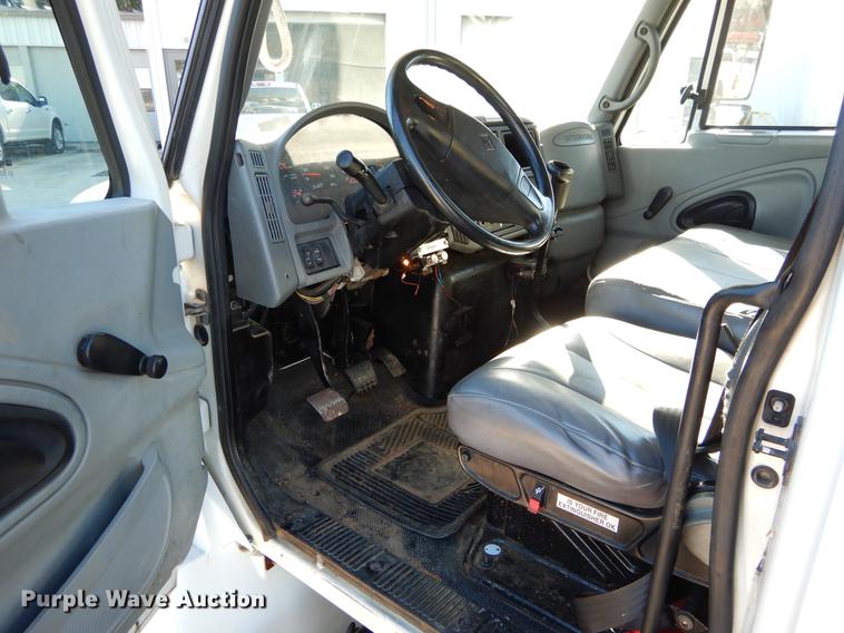 image for item DC0179 2005 International 4300 digger derrick truck