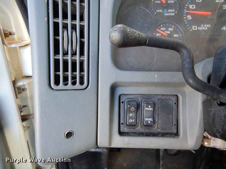 image for item DC0179 2005 International 4300 digger derrick truck