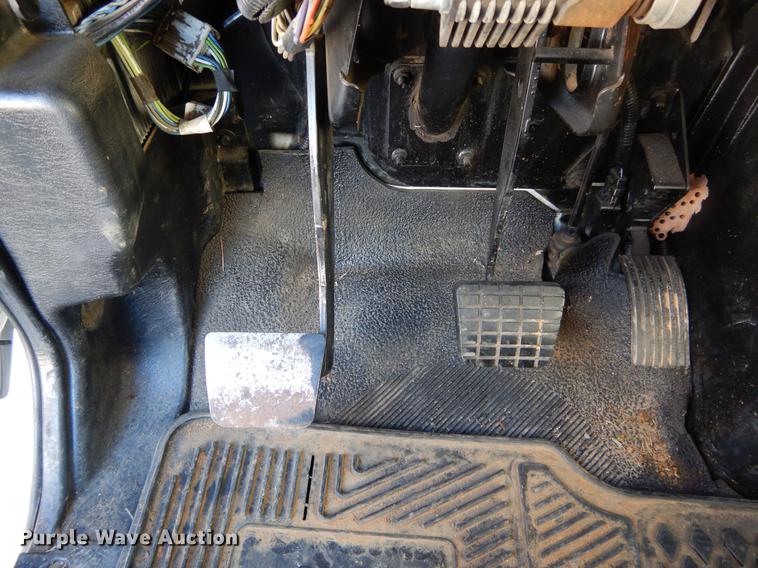 image for item DC0179 2005 International 4300 digger derrick truck