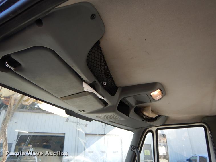 image for item DC0179 2005 International 4300 digger derrick truck