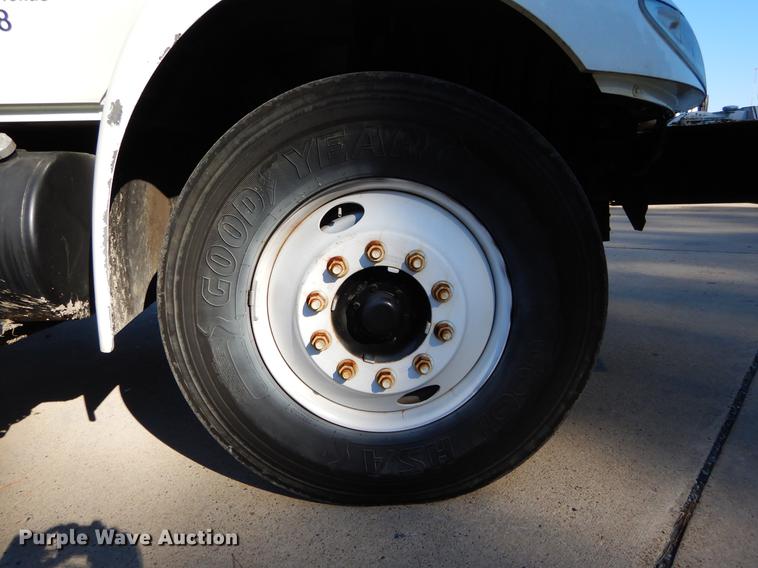 image for item DC0179 2005 International 4300 digger derrick truck