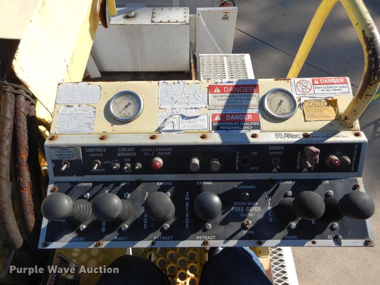 image for item DC0179 2005 International 4300 digger derrick truck