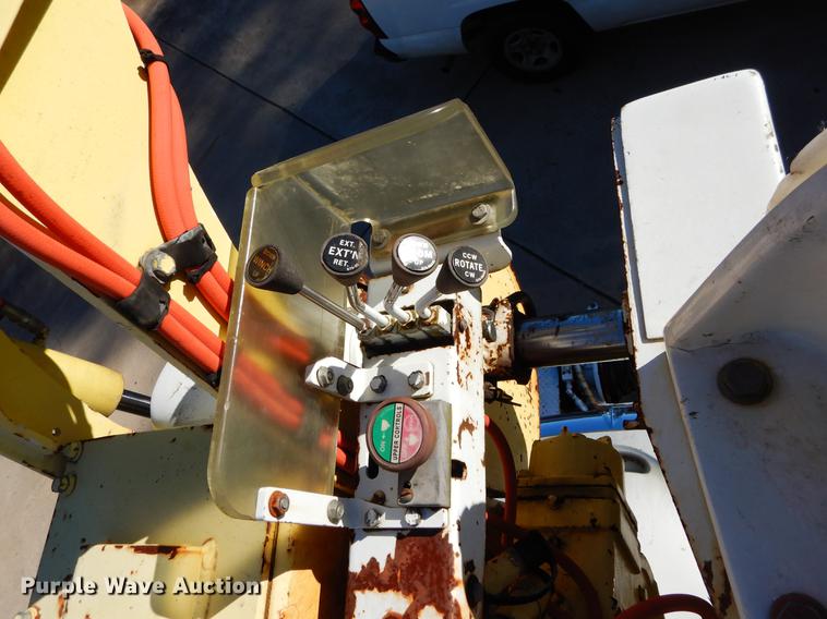 image for item DC0179 2005 International 4300 digger derrick truck