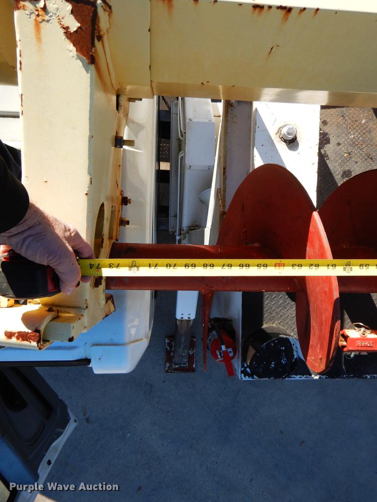 image for item DC0179 2005 International 4300 digger derrick truck