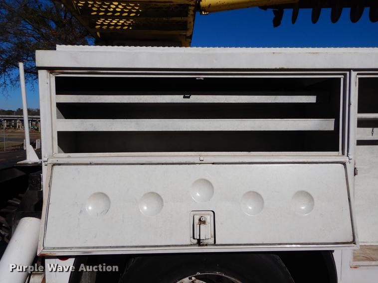 image for item DC0179 2005 International 4300 digger derrick truck