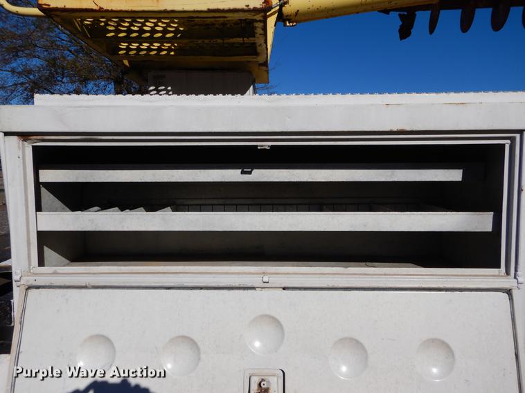 image for item DC0179 2005 International 4300 digger derrick truck