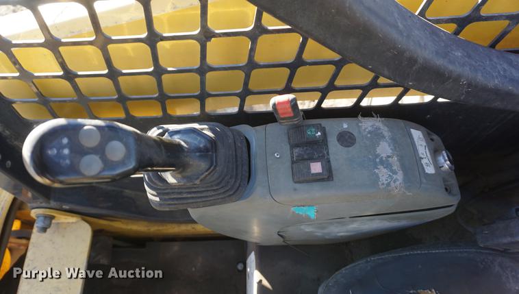 image for item DE3349 2006 Komatsu SK1020-5N skid steer