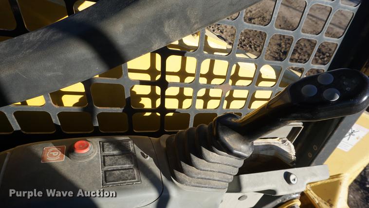 image for item DE3349 2006 Komatsu SK1020-5N skid steer