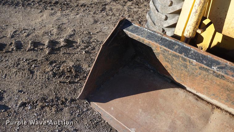 image for item DE3349 2006 Komatsu SK1020-5N skid steer