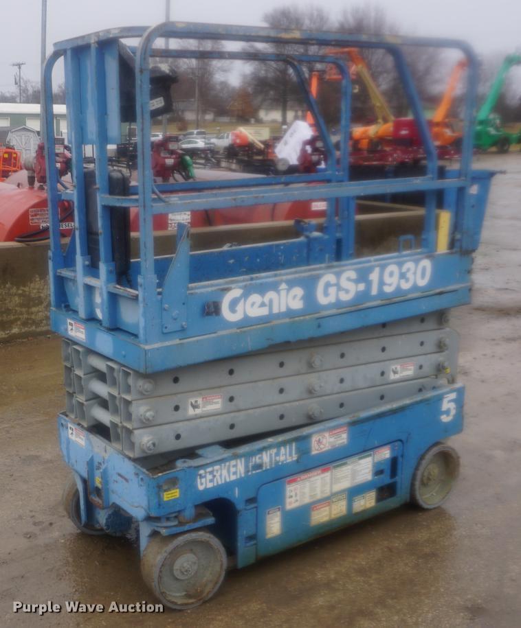 image for item DE3373 2005 Genie GS1930 scissor lift