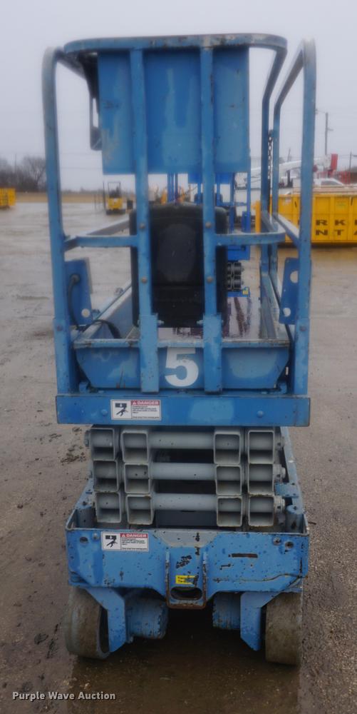 image for item DE3373 2005 Genie GS1930 scissor lift
