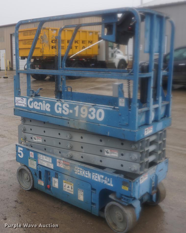 image for item DE3373 2005 Genie GS1930 scissor lift