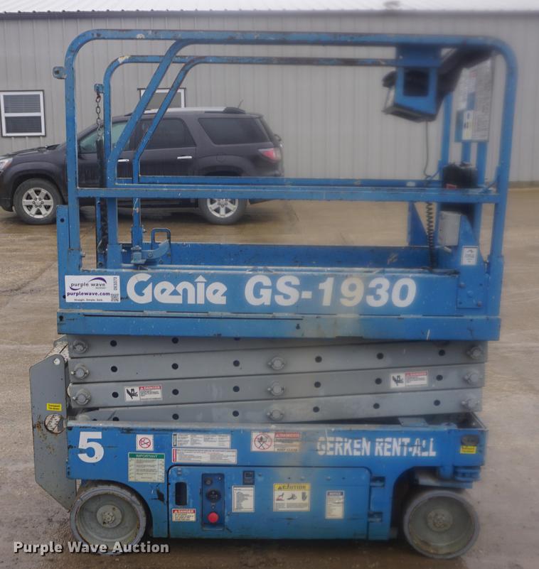 image for item DE3373 2005 Genie GS1930 scissor lift