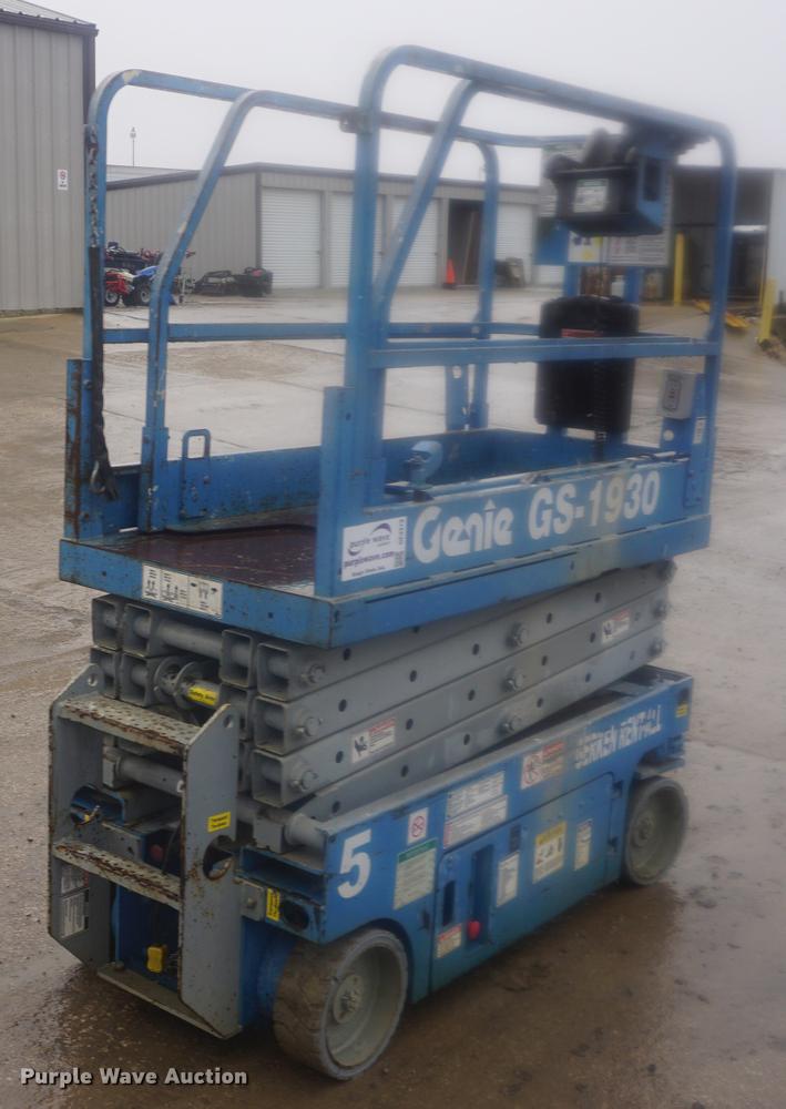 image for item DE3373 2005 Genie GS1930 scissor lift