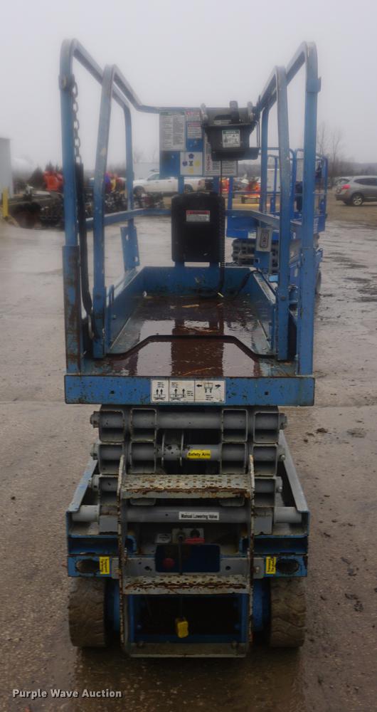 image for item DE3373 2005 Genie GS1930 scissor lift