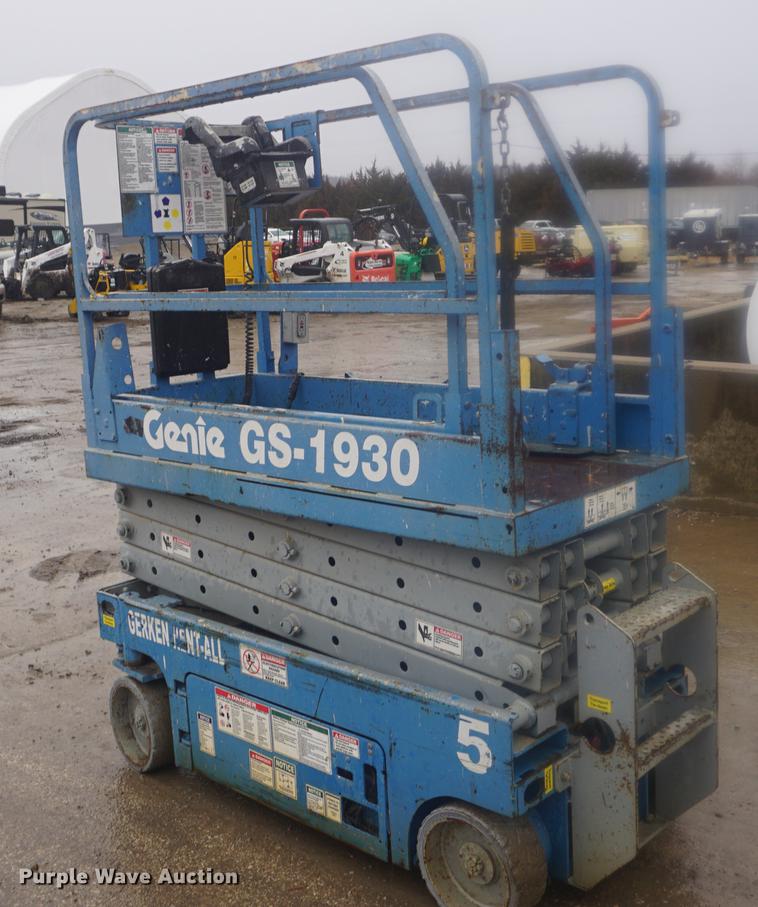 image for item DE3373 2005 Genie GS1930 scissor lift