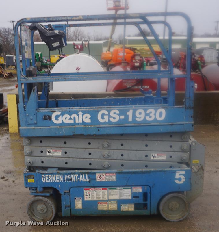 image for item DE3373 2005 Genie GS1930 scissor lift