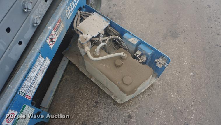 image for item DE3373 2005 Genie GS1930 scissor lift