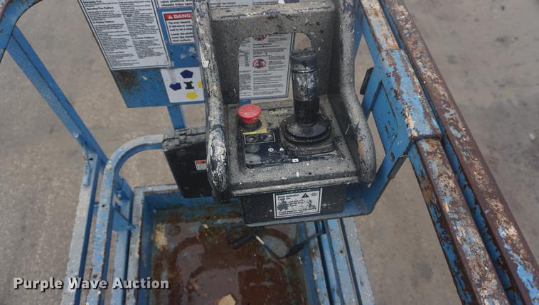 image for item DE3373 2005 Genie GS1930 scissor lift