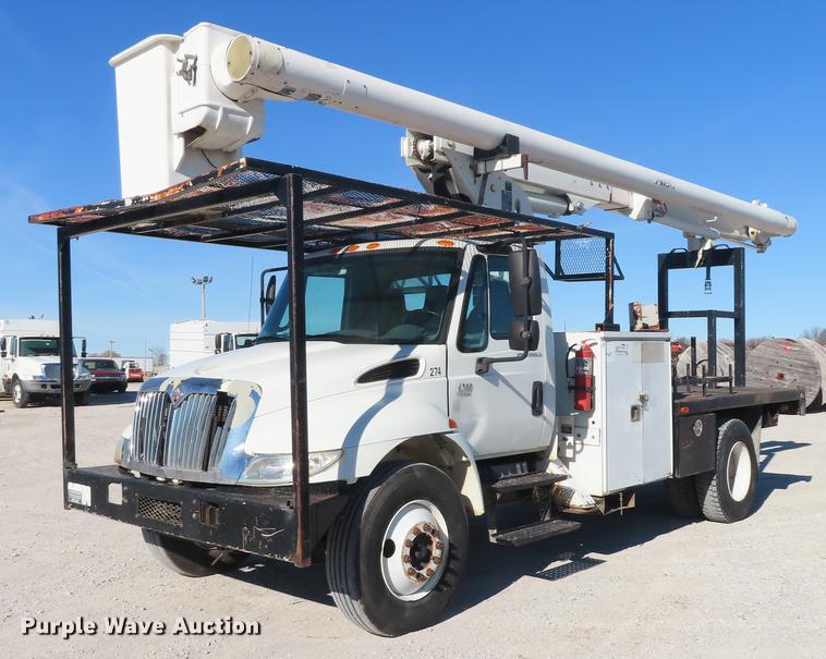 image for item DF1340 2003 International 4300 bucket truck
