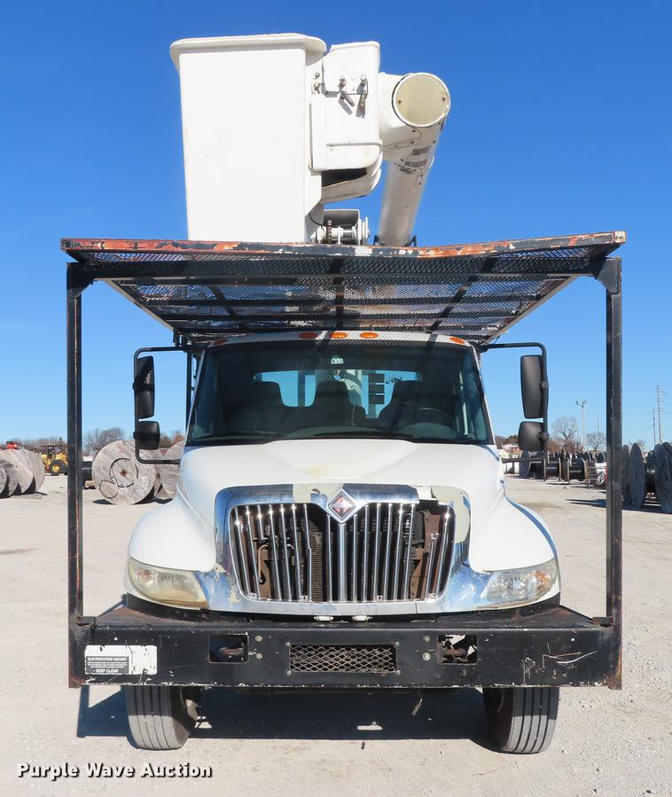 image for item DF1340 2003 International 4300 bucket truck